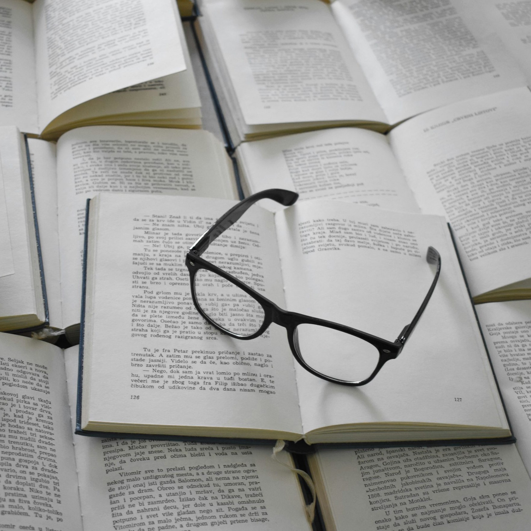 livres et paire de lunettes